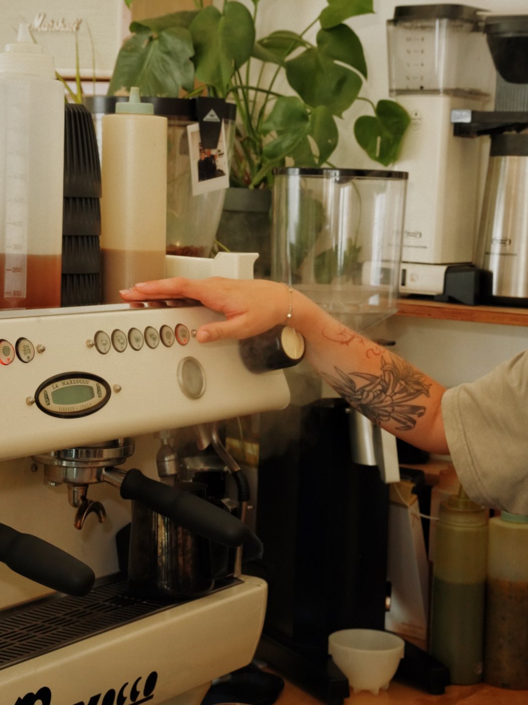 Barista a preparar café na máquina de espresso do DOT Coffee